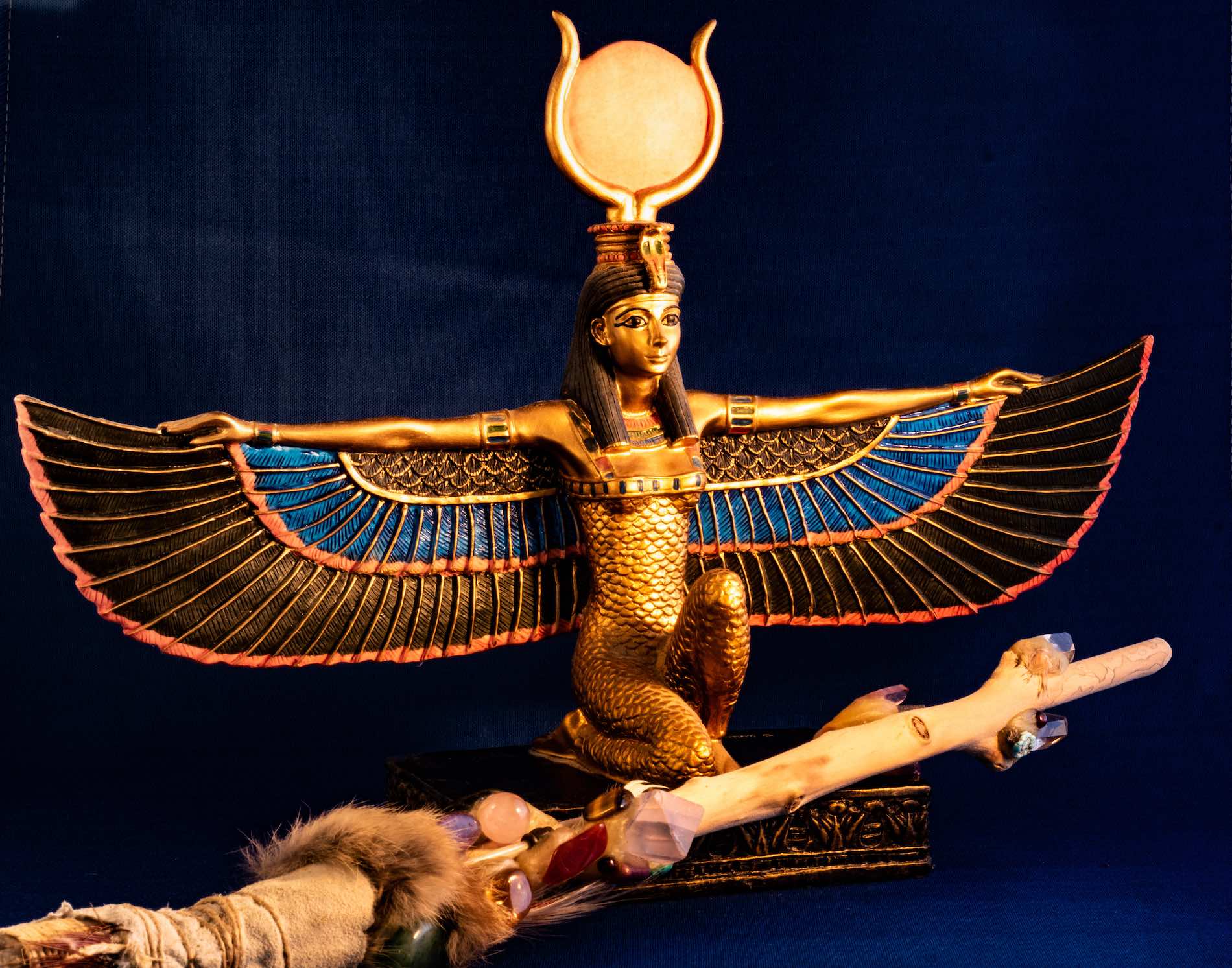 Egyptian,Goddess,Isis,Kneeling,With,Traditional,Magic,Wand,Made,With Massage Brésilien Madéro-lymphatique